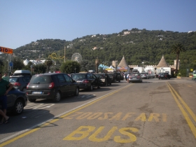 Code di auto all'ingresso dello Zoosafari